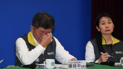 台湾卫生福利部长兼中央流行疫情指挥中心指挥官陈时中，在周二晚宣布有台商确诊武汉肺炎时落泪。