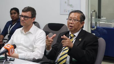 莫哈末（右）表示动画影城的关闭，未影响霹雳州投资气候，左为Draxlmaier首席执行员宾纳泽。
