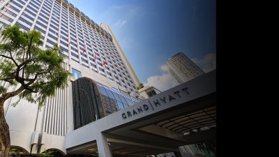 跨国公司在新加坡君悦大酒店举行一场会议，4名与会者先后确诊感染新冠肺炎，惟该酒店职员目前无人出现新冠肺炎症状。