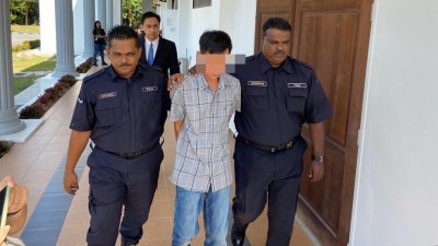 被告陈文彬（中）于周五上午在友人的陪伴下抵达浮罗山背法庭，惟对于检控官的提控，他不认罪。