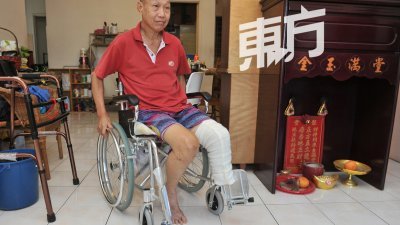 李荣富因罹患糖尿病，去年动手术锯掉了左脚；行动不便的他，如今都以轮椅代步。