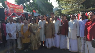 李文材（前排左3）也应景穿上印度传统服装，出席在怡保举行的大宝森节庆典，左4起为人力资源部长古拉及霹州行政议员西华尼申。