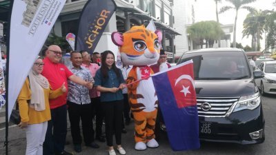 洪桂礼（前排左2起）、阿迪阿扎里陪同廖彩彤为柔佛旅游年宣传车队主持挥旗仪式。