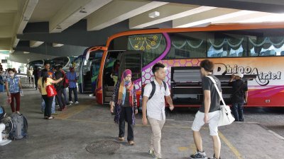 为免一人染病，整辆巴士的乘客一同遭殃，怡保长巴业者促请身体抱恙，尤其是体温超标者，千万不要上巴士赴新。