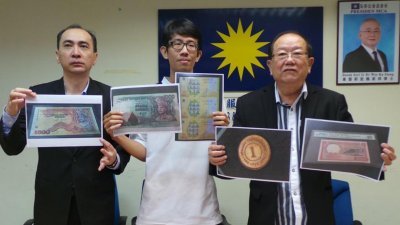 李文健（中）在张天赐（右）及余家福的陪同下，向媒体展示其向老千订购的古币旧钞图片。
