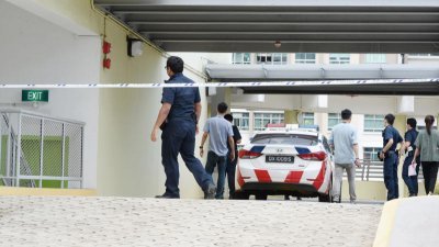 新加坡榜鹅路第194座的停车场内发生骇人命案，警方封锁现场4小时调查，拿走证物。