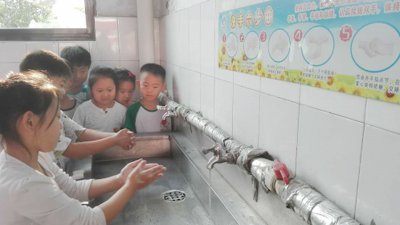 新冠肺炎疫情不断扩散，万津及仁嘉隆华小特别采取延长下课时间的措施，灌输学生正确的洗手方式，做好防范措施。