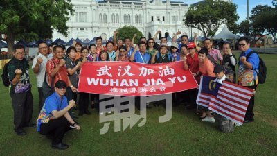 槟城导游公会配合槟城环球旅游机构的号召，与旅游业其它单位，一同拍摄短片，为武汉打气。（摄影：蔡开国）