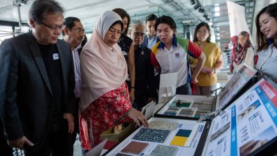 祖莱达出席2020年吉隆坡建筑嘉年华时，参观展览建筑材料的摊位。