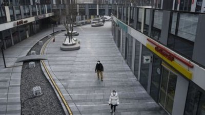 新冠肺炎在中国扩散下，北京商店纷纷歇业使街道一片空荡。