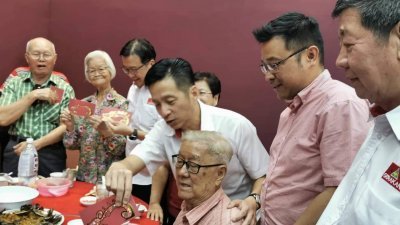  刘华才（左3起）、胡栋强及方志伟分发红包予出席的老党员，右为资深党员局主任拿督朱道才。