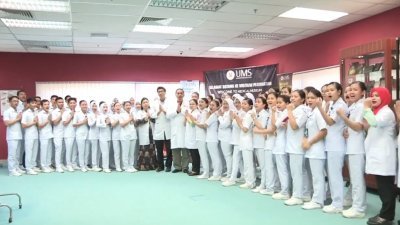沙巴大学医学与健康科学学院的师生，穿著医生白袍和护士制服，特别录制了一个视频，齐声用中文高喊：“武汉加油，中国必胜”。