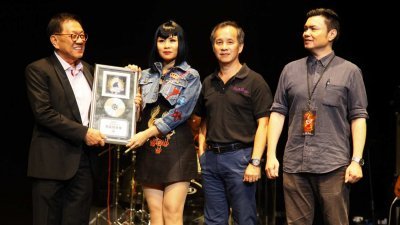黄晓凤（左2）在现场带来多首经典歌曲，同时也获得南方唱片所颁发给她的白金唱片，让她感动不已。左起为颜华益、纪德喜和郑国亮。