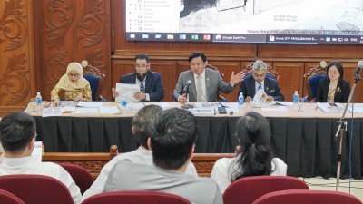 杨祖强（左3）在听证会上，聆听各造对于《怡保市政厅2020发展计划》各项建议计划的反对意见。