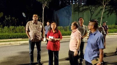 郭素沁（左2）周一晚上再次前往公寓工程附近巡视，并会见当地居民协会聆听居民的心声。