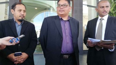 阿斯旺努丁（中）透露，霹雳马来人联盟已申请介入阻止霹州政府颁发永久地契的案件。左起是霹雳青年理事会署理主席阿末沙及法迪尔星。