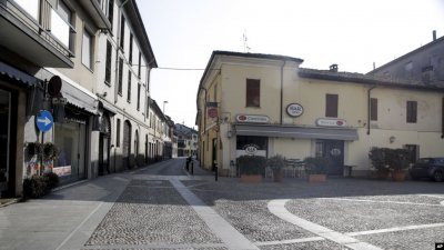 意大利小镇科多尼奥空旷的街道。