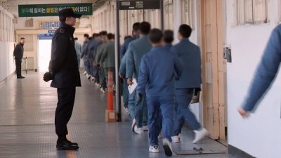 韩国爆发监狱内首宗新冠肺炎确诊病例。图为韩国监狱内的情景。（图截自EBS电视台画面)