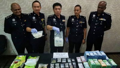 李庆泉（左3）向媒体展示被充公的各类毒品及现款，左2起是杰菲里及法鲁阿兹兰。