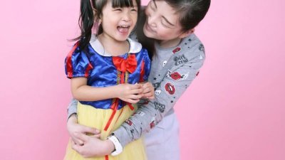 连湘怡与女儿的合照。