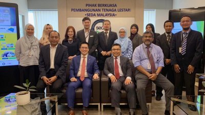 黄家和（坐者左2）及马来西亚永续能源发展机构团队分享该机构2019年成果。右起为机构首席执行员山再央、董事会成员多信；左为能源委员会首席执行员阿都拉吉。