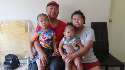 患有视障的刘伟民（左2）希望自力更生，用其按摩技巧养活一家四口。