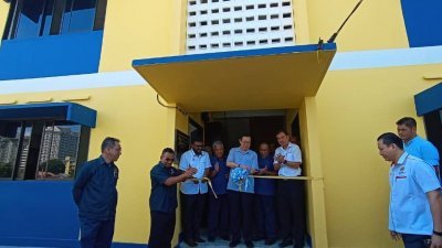 林冠英（左5）为峇眼惹玛关税村宿舍提升计划主持开幕。
