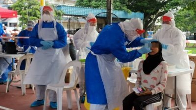 雪州政府明起于莎阿南太子园（Taman Sri Muda）展开社区筛检，凡居住在莎阿南25区的民众受促前往接受病毒检测，费用由州政府承担一律免费。