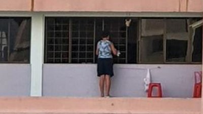 七旬老妇站在窗外的平台抹窗，惊险画面，让邻居替她捏了一把冷汗。