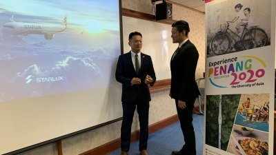 杨顺兴（左起）于周二在徐健文的陪同下宣布，槟州即将迎接由星宇航空开通的槟城和台湾直飞航线。