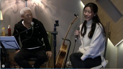 巫启贤在4日举办了“弹情·说爱”全球独家线上音乐会，特意邀来女儿巫咏欢担任嘉宾。