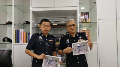 里西京（右）及梳邦再也警区刑事调查组主任杨俊贤副警监向媒体展示，警方在行动中起获的贼赃和行窃工具。