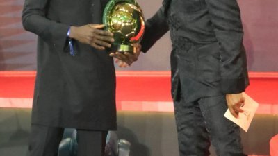 马内（左）从喀麦隆足球名宿埃托奥手中，接过2019年非洲足球先生奖杯。