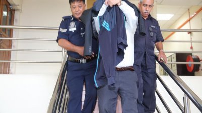 被控洗黑钱罪的沙布丁被庭警押离怡保反贪污法庭时，除拉高西装遮头外，也用外套遮脸，以逃避镜头。