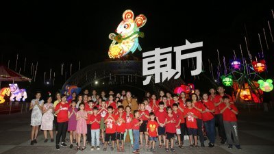 东禅寺平安灯会今年的主题灯是一只色彩缤纷的巨型大老鼠，高高丛立在主题灯区，边旋转边大放光彩。中为觉诚法师。（摄影：连国强）