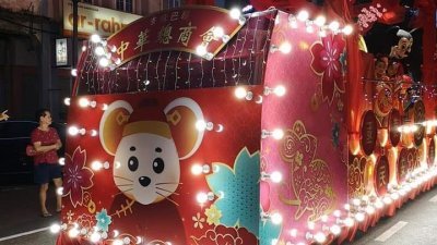 峇株巴辖中华商会今年的花车以鼠为主题，可爱又吸睛。