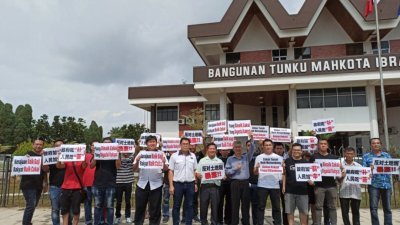 逾40人周日在峇株县署外抗议土地税暴涨，前排左6起：林添顺、张有全与江明光。