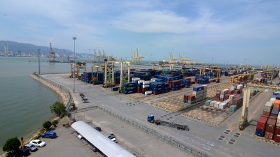 在未来3年，槟城港口有限公司会再投入3亿5000万令吉提升设备，以推动在港口内设立自由贸易区。