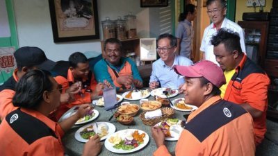刘志良（左5）与老街区的清洁工人一起用餐，感谢他们过去的付出，站者为陈劲源。