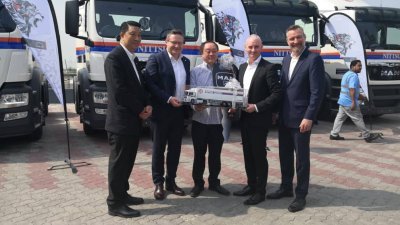 猛狮商用车（马来西亚）公司移交12辆货柜罗里予Nittsu运输公司。左起为王合原、提罗哈特、池振波、安德鲁奥布鲁克和理查特。