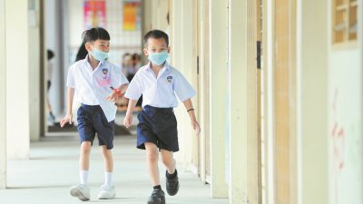 一般上公共场所，如学校、儿童游乐场等，是最容易传染流感病菌的地方，医生建议有必要做好卫生防范。（档案照）