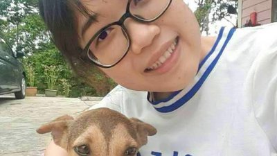 邓永恩生前在社交媒体上载的头像照片，抱著几年前疑中毒死亡的狗。