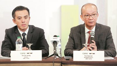 符儒仁（右）在《房地产市场展望2020》发表会后回答记者问题。左为威廉氏达哈&王有限公司董事谭家良。