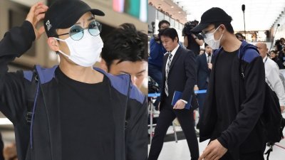 抵达成田机场的桃田贤斗戴著黑色的棒球帽、淡蓝色墨镜。尽管他用口罩遮面，但眉间一道长约四五公分的深红色伤痕格外明显。