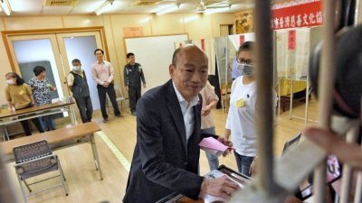 1月11日，台湾总统选举投票进行。国民党候选人韩国瑜早上到高雄林园一所票站投票。（香港中通社）
