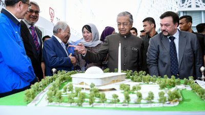 马哈迪为国能总部的安努尔伊斯兰教大楼开幕后，参观该建筑模型。左2起卡立沙末、廖莫宜、杨美盈。右为国能首席执行员阿米尔韩沙。