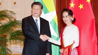 中国国家主席习近平（左）周六在缅甸首都内比都，与缅甸国务资政昂山素季举行正式会谈。 （中新社）