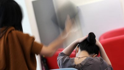 缅甸女佣用平板电脑打破雇主的头。（示范图）