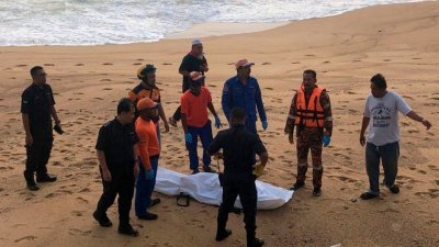 截至周日中午，在龙运直落比达乐海边游泳，遭巨浪袭击而坠海失踪的4名学院生，其中3人的遗体已被寻获。（图取自马新社）