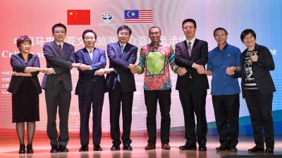 张旭（左4）、赞里（右4）与马中两国代表手牵著手，展示将共同为中国马来西亚文化旅游做出努力。右2为马来西亚旅游总会（MATTA）主席拿督陈国良。